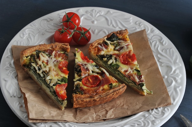 Quiche francesa com ovos, espinafre fresco, tomate, bacon