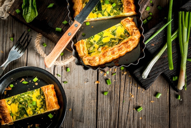 Quiche lorraine de hojaldre, con cebollas verdes jóvenes y espinacas