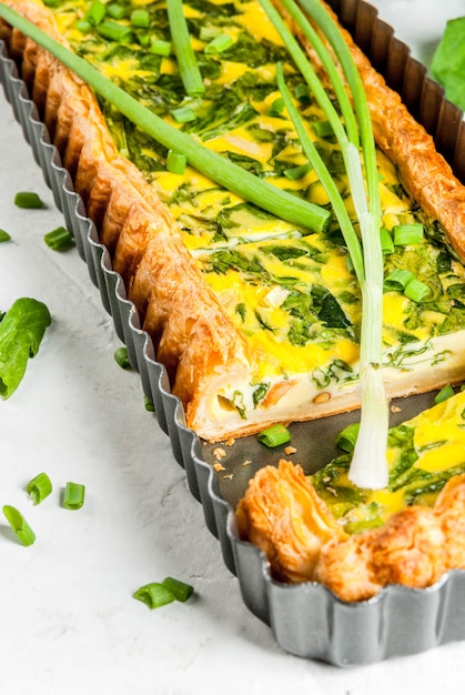 Quiche lorraine de hojaldre, con cebollas verdes jóvenes y espinacas