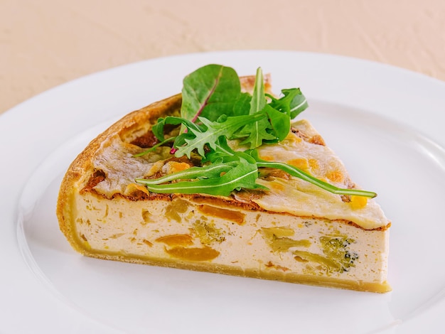 Quiche Lorraine en platos blancos