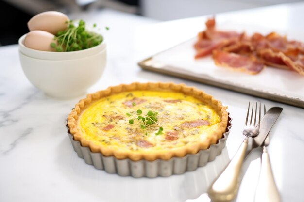 Quiche lorraine sobre una encimera de mármol con un servidor para tartas