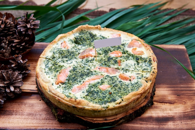 Quiche mit Fisch und Spinat, Lebensmittel Draufsicht