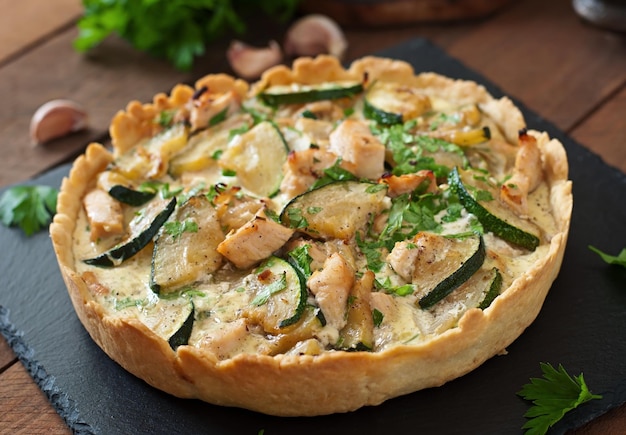 Quiche mit Huhn und Zucchini mit Kräutern