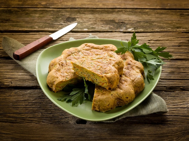 Quiche mit Karotten und Petersilievegetarisches Essen