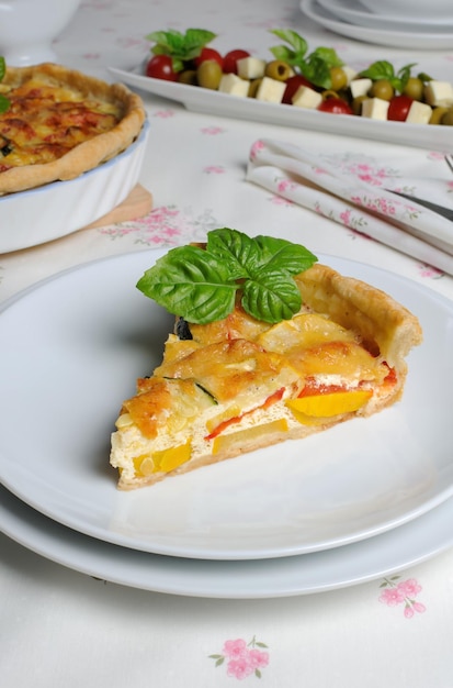 Quiche mit Zucchini und Tomaten gebackener Käse