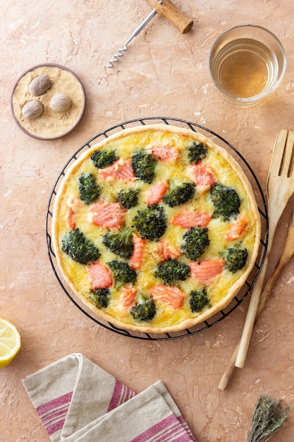 Quiche oder Kuchen mit Lachs und Brokkoli Französische Küche