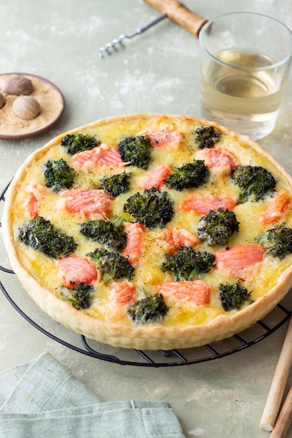 Quiche ou torta com salmão e brócolis cozinha francesa