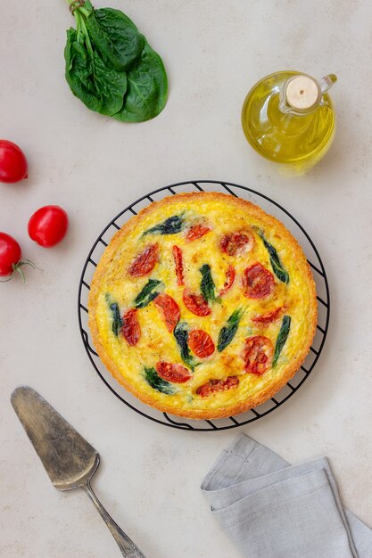 Quiche ou torta com tomate, espinafre e queijo. Alimentação saudável. Comida vegetariana. Cozinha francesa.