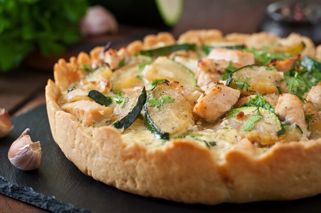 Quiche de pollo y calabacín con hierbas.