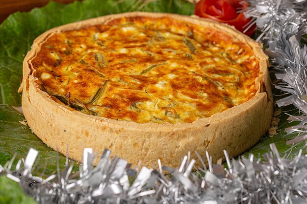 Foto quiche de puerro quiche de queso con puerro servido en una cena festiva