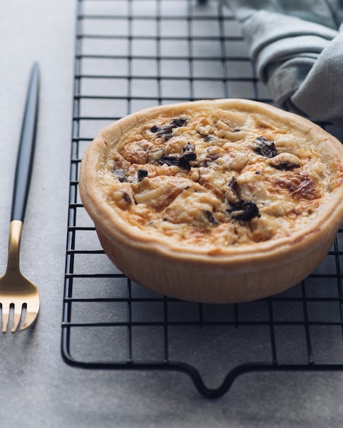 Quiche de setas caseras, enfoque selectivo