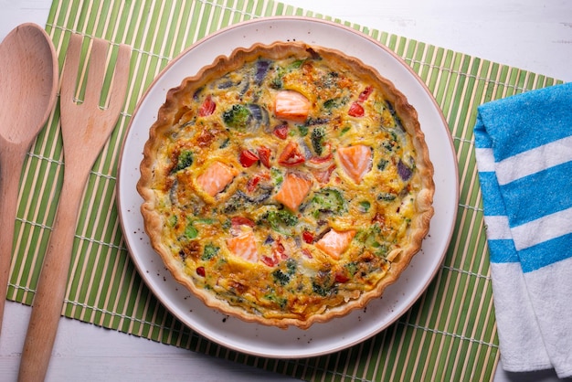 Quiche tradicional de salmão com brócolis e legumes