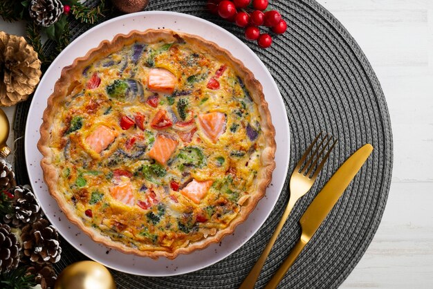 Quiche tradicional de salmón con brócoli y verduras