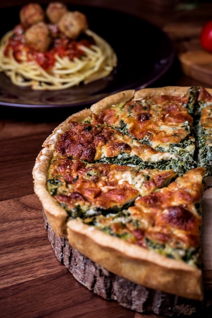 Quiche uma torta aberta saborosa com espinafre cogumelos queijo.