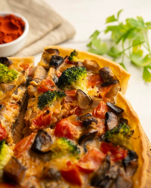 Quiche de verduras con brócoli vegano hecho con una receta tradicional francesa