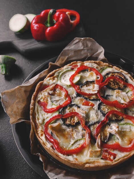 Quiche de verduras casera con calabacín, calabacín, berenjena, pimiento y queso brie