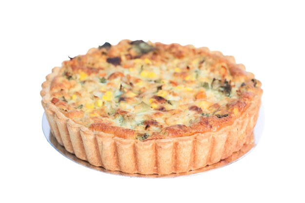 Quiche de verduras mixtas en fondo blanco enfoque selectivo aislado