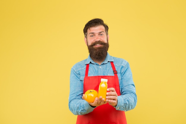 A quién le importa la dieta chef cocinar cóctel de vitaminas batido saludable y fresco alimentos orgánicos solo hacer ketchup de tomate fresco Concepto de mercado agrícola jugo de tomate orgánico hombre con jugo de tomate