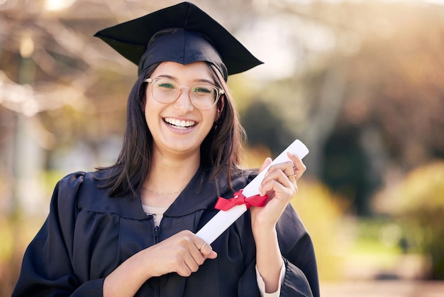 Quién quiere contratarme Foto de una mujer joven con un certificado el día de la graduación