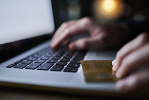 Quien tiene un ojo en sus finanzas un criminal no identificado usando una computadora portátil para hackear una persona de cuenta de crédito
