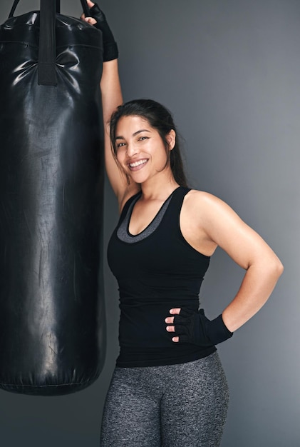 Quiero verme Foto de estudio de una kickboxer femenina contra un fondo gris