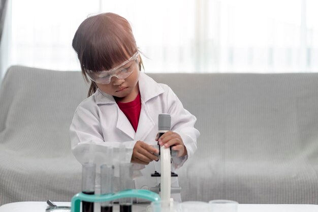 Química da ciência da educação e crianças conceituam crianças ou estudantes com tubo de ensaio fazendo experimento no laboratório da escola