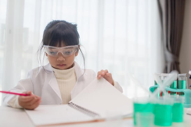 Química da ciência da educação e crianças conceituam crianças ou estudantes com tubo de ensaio fazendo experimento no laboratório da escola