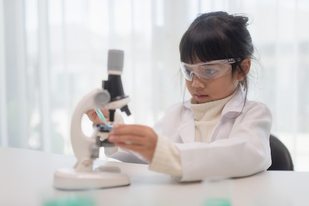 Química da ciência da educação e crianças conceituam crianças ou estudantes com tubo de ensaio fazendo experimento no laboratório da escola