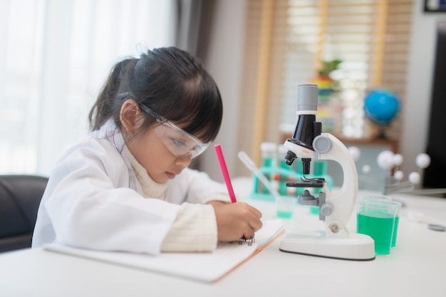 Química da ciência da educação e crianças conceituam crianças ou estudantes com tubo de ensaio fazendo experimento no laboratório da escola