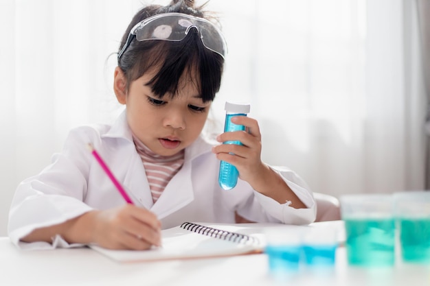 Química da ciência da educação e crianças conceituam crianças ou estudantes com tubo de ensaio fazendo experimento no laboratório da escola