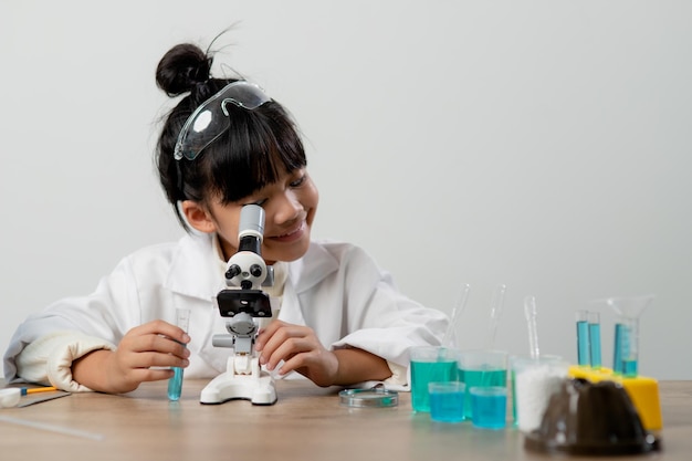 Química da ciência da educação e crianças conceituam crianças ou estudantes com tubo de ensaio fazendo experimento no laboratório da escola