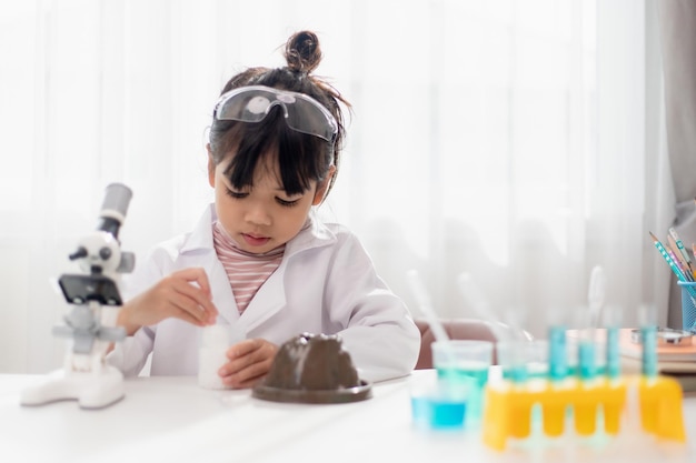 Química da ciência da educação e crianças conceituam crianças ou estudantes com tubo de ensaio fazendo experimento no laboratório da escola