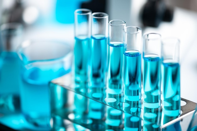 Química laboratorio de vidrio ciencia laboratorio de investigación y desarrollo concepto de frasco vaso y tubos de ensayo con agua líquida azul prueba de muestras equipos de tubo de ensayo científico