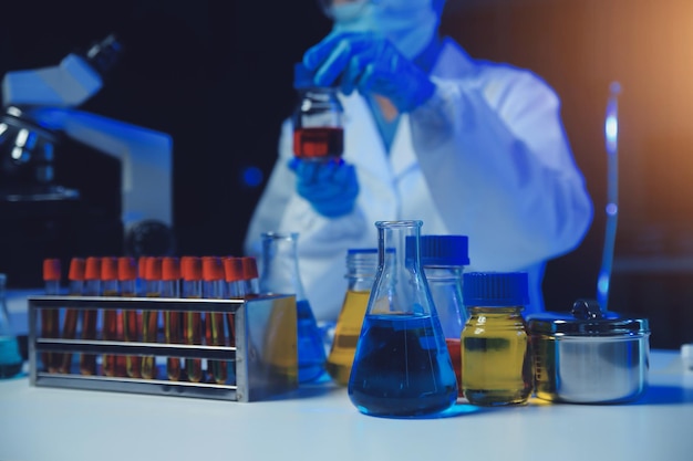 química profesional mujer laboratorio utilizando microscopio científico para la investigación científica química científica con microbiología productos médicos tecnología de equipos para trabajar con medicina experimento de biología
