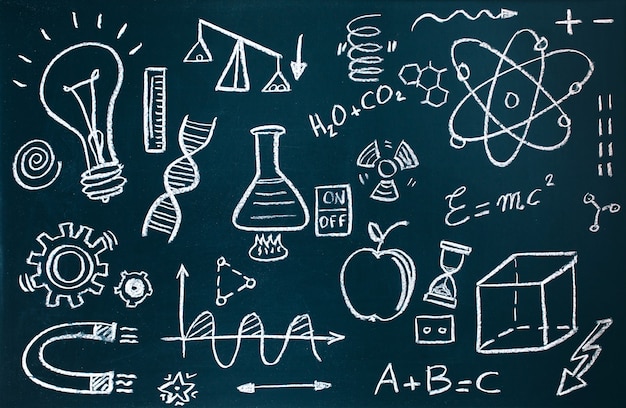 Químico artesanal y dibujos matemáticos sobre fondo de pizarra