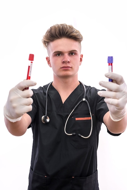 químico com tubos de ensaio em uniforme protetor isolado no branco