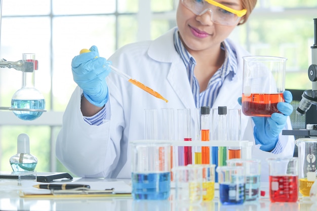 Químico fêmea sério asiático que trabalha no laboratório