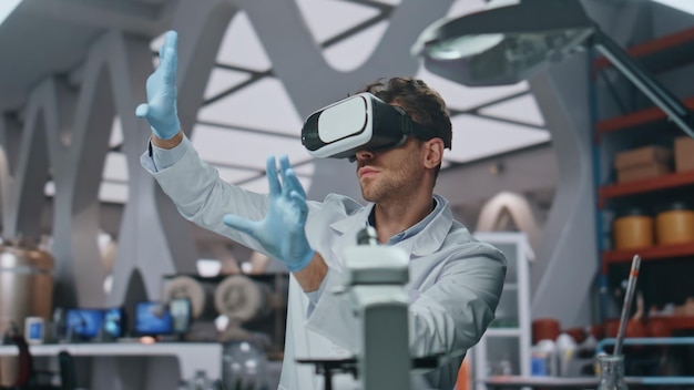 Un químico de gafas Vr trabajando con una simulación futurista en el laboratorio de cerca