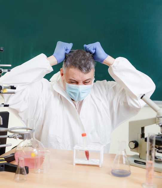 Un químico en el laboratorio no está satisfecho con el resultado de su experimento. Emociones reales. De cerca