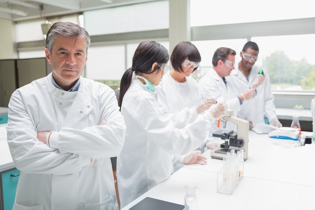 Químico en el laboratorio ocupado