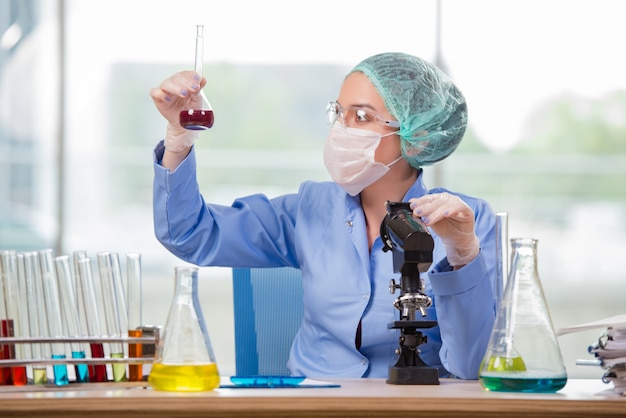 Químico mujer trabajando en el laboratorio