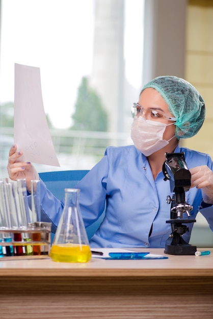 Químico mujer trabajando en el laboratorio