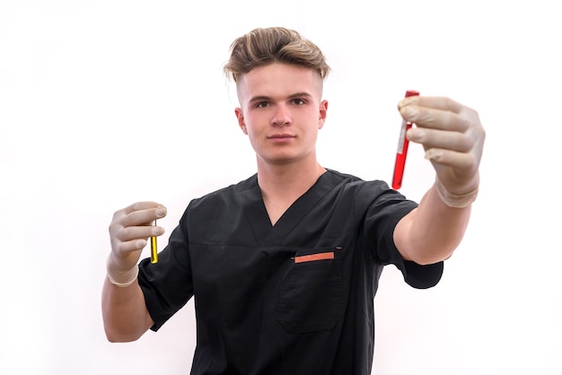 Químico en uniforme protector con matraz y tubo de ensayo con minerales aislados en blanco. Concepto de ciencia y experimento.