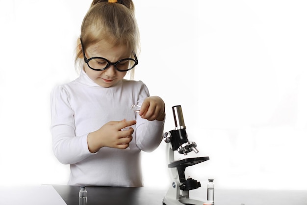 Químicos de jovens cientistas. Orientação profissional para crianças. Escolha da profissão. Médico, assistente de laboratório, químico.