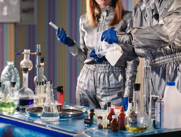 Los químicos fabrican drogas en el laboratorio.