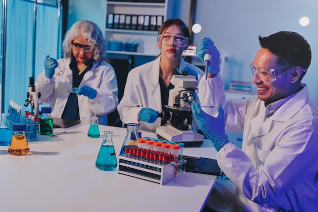 Químicos en un laboratorio que desarrolla productos cosméticos probando y analizando fórmulas para la calidad y la eficacia