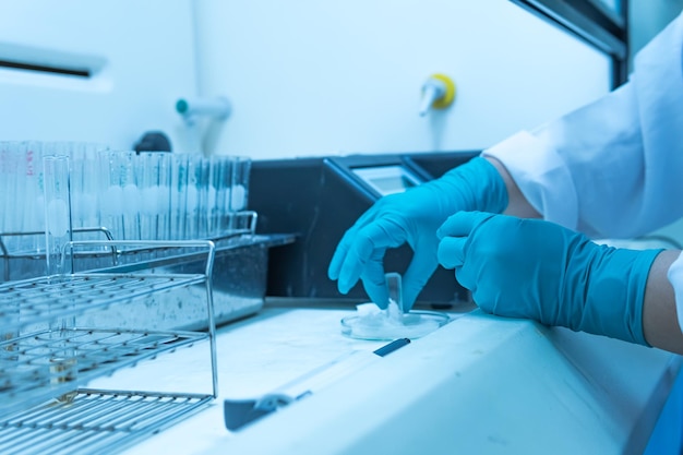 Químicos mezclaron sustancias químicas para encontrar medicamentos antirretrovirales en el laboratorio Experimento para detectar virus encontrado en la sangre Desarrolladores de posibles medicamentos y vacunas contra el COVID19