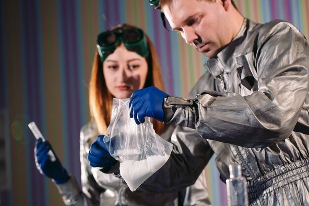 Los químicos producen drogas en el laboratorio.