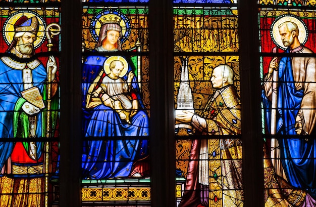 Quimper, Bretagne, Frankreich - 11. August 2017: Glasmalerei in der Kathedrale von Saint Corentin. Bischof seine Gnaden Graveran Opfer Kathedrale Unserer Lieben Frau und St. Corentin.