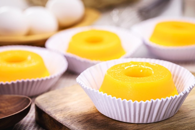 Foto quindim ou brisa do lis saborosa sobremesa feita com ovos ao fundo receita típica do brasil e portugal